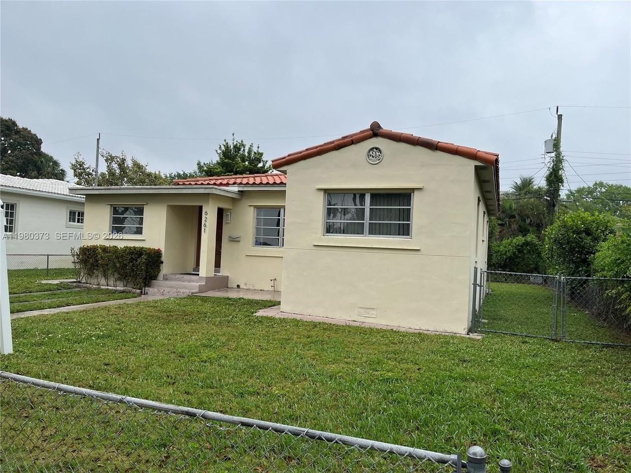 6261 Nw 40th St - Photo 3 of 28