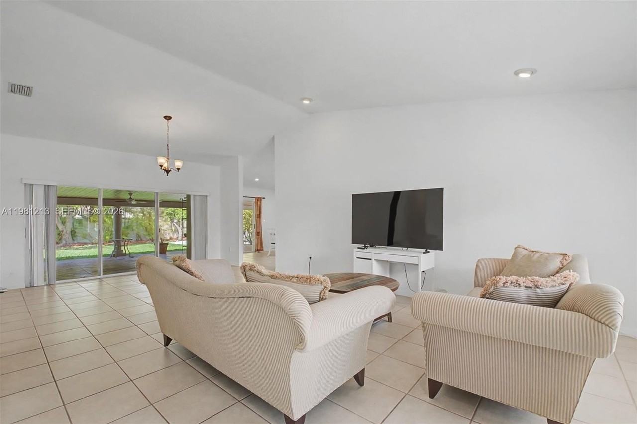 19920 Cutler Ct - Photo 2 of 21