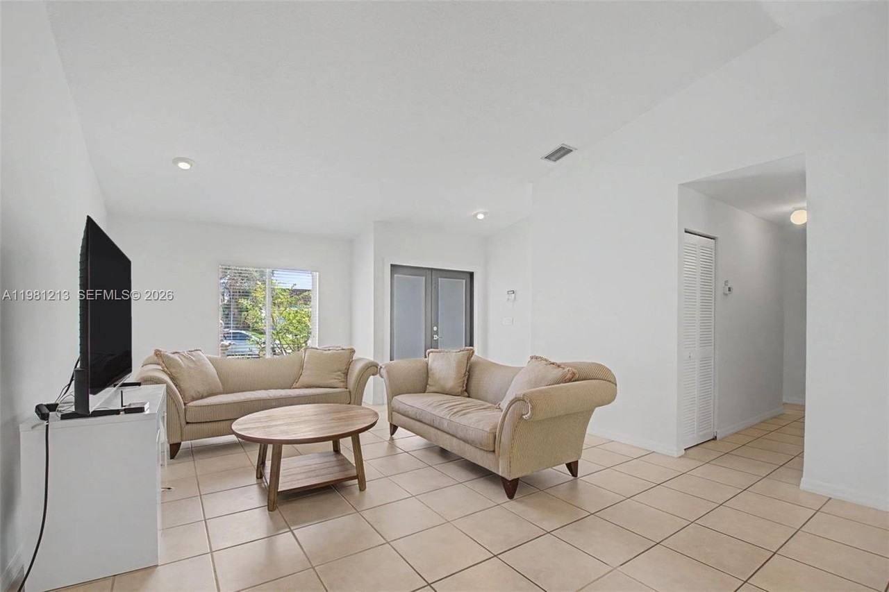 19920 Cutler Ct - Photo 3 of 21