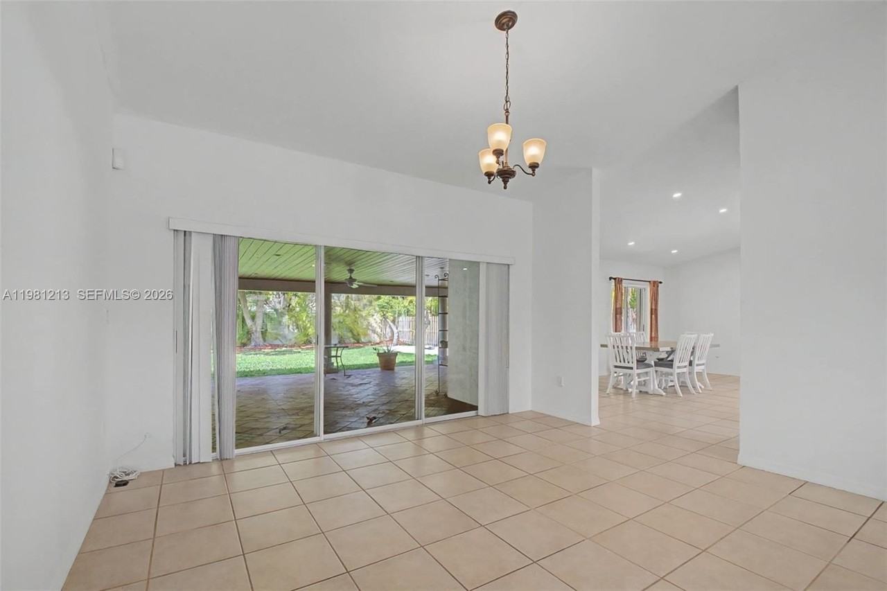 19920 Cutler Ct - Photo 4 of 21