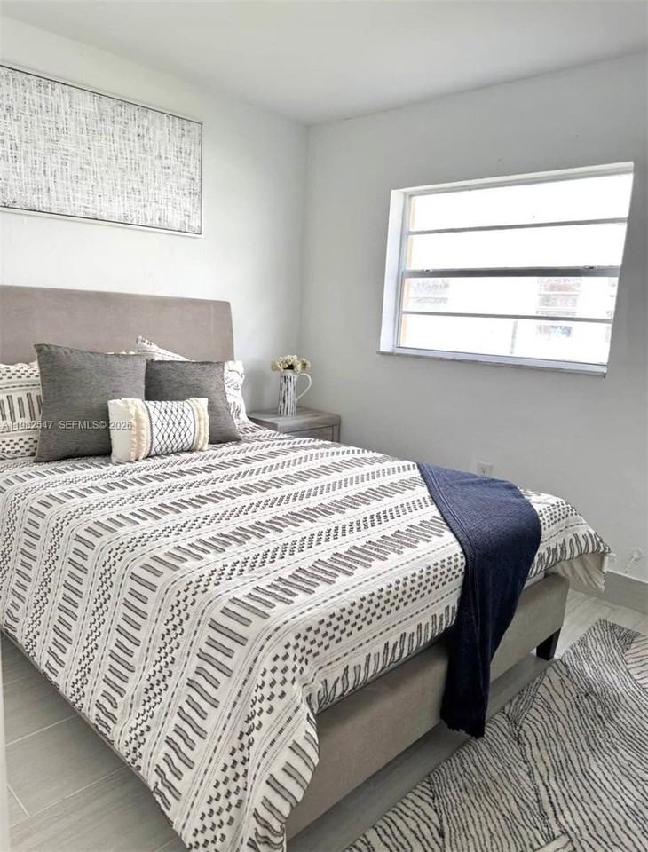 975 W 74th St #301 - Photo 2 of 3