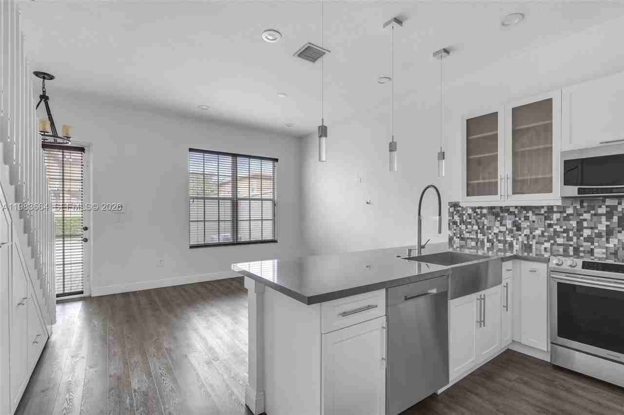 624 Sw 147th Ave #624 - Photo 2 of 22