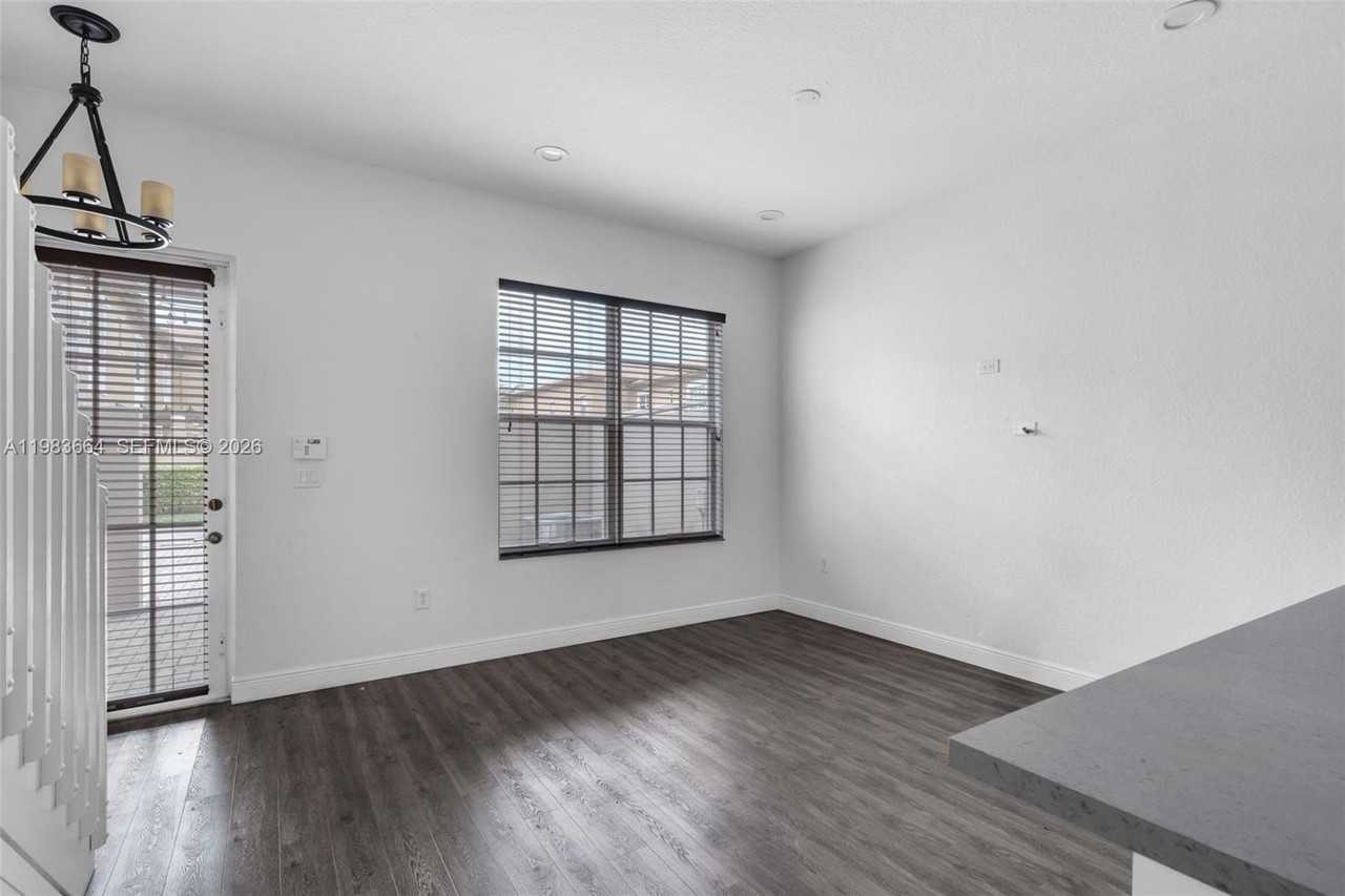 624 Sw 147th Ave #624 - Photo 3 of 22