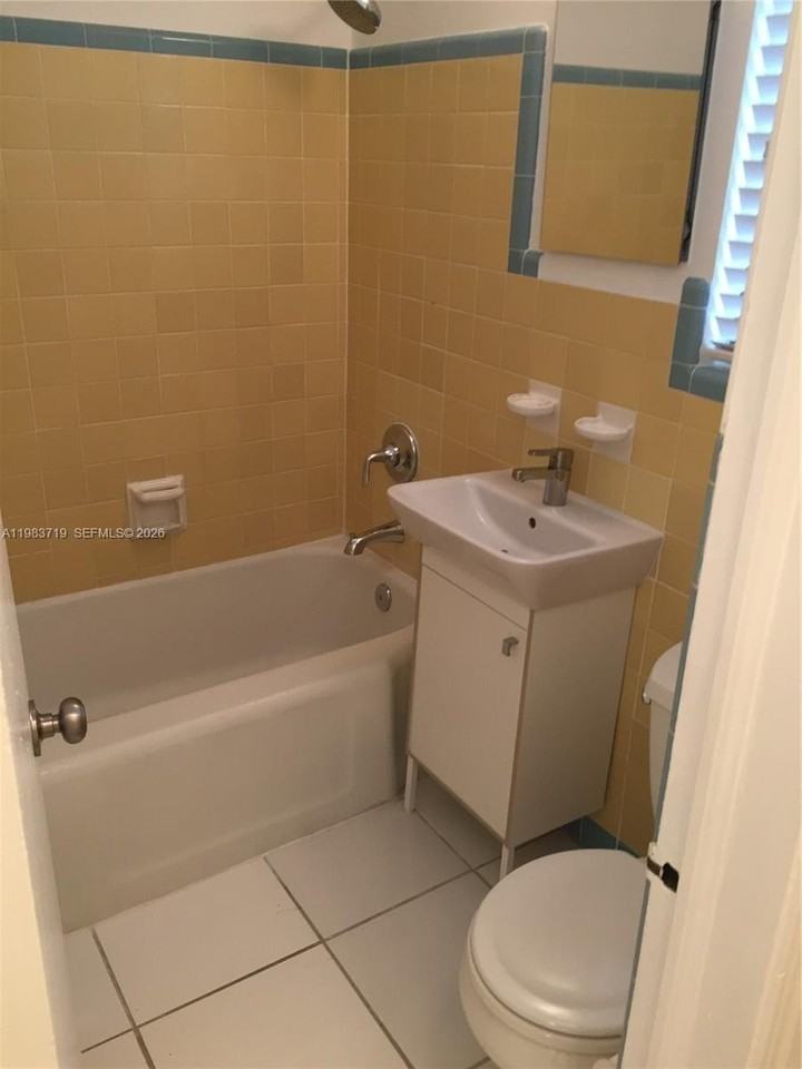 535 74th St #7 - Photo 2 of 5