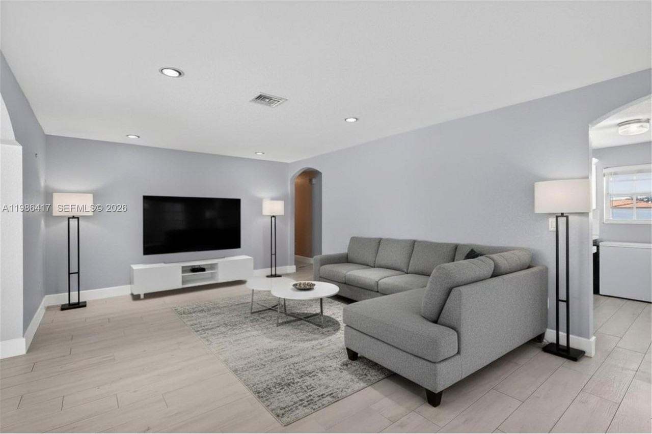 217 Se 5th St - Photo 2 of 27