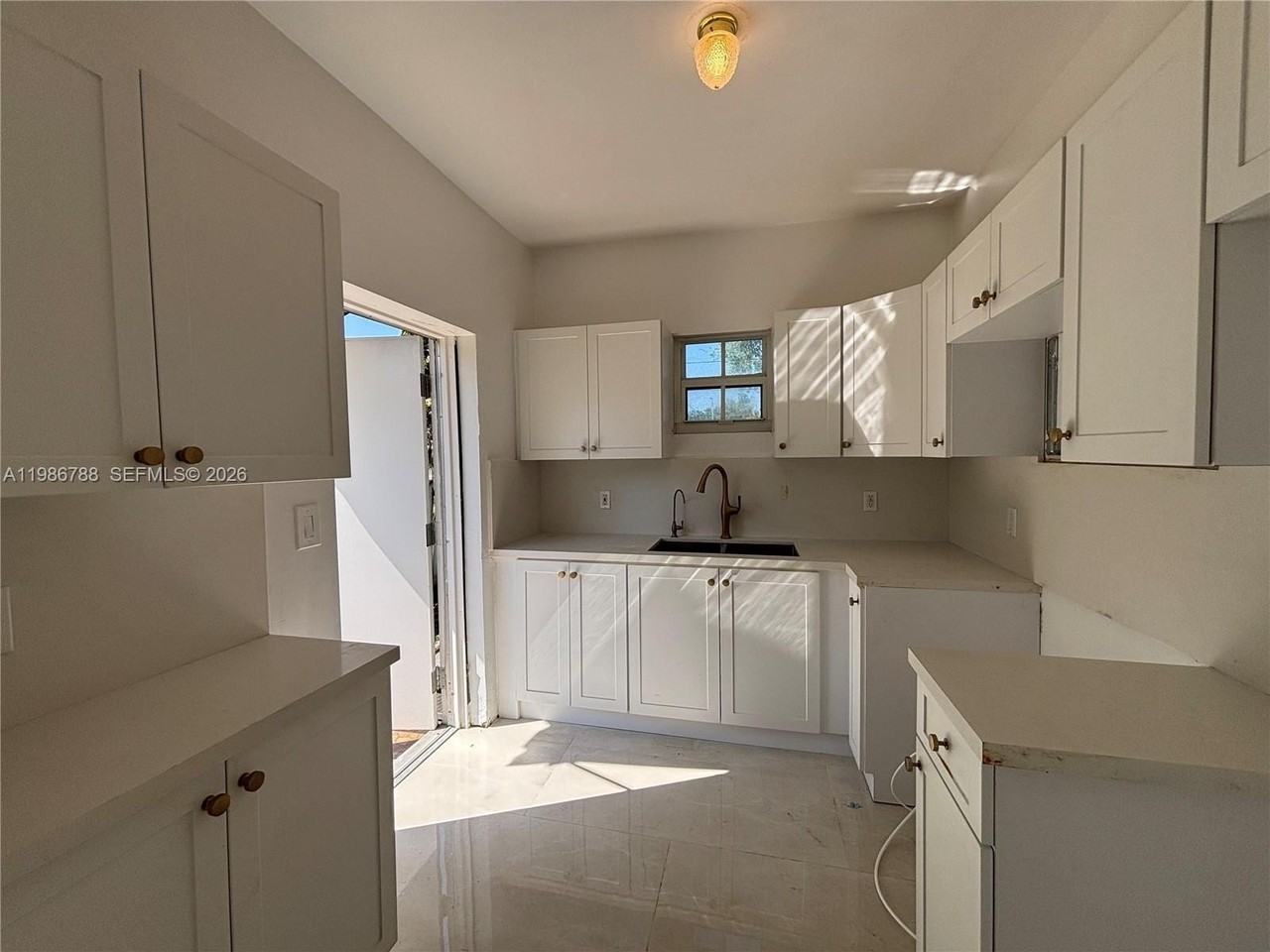 521 Nw 48th St - Photo 7 of 33