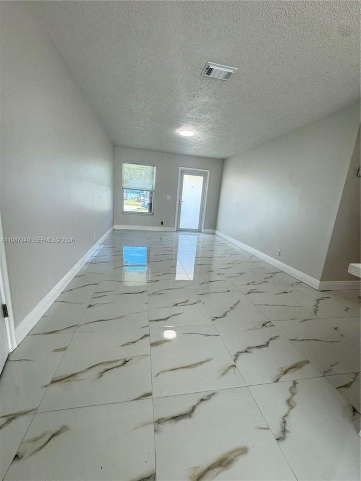 8160 Sw 6th St - Photo 4 of 26