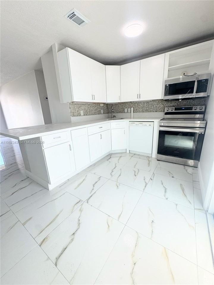 8160 Sw 6th St - Photo 6 of 26