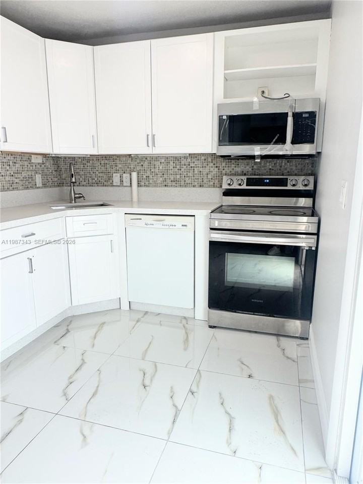 8160 Sw 6th St - Photo 7 of 26