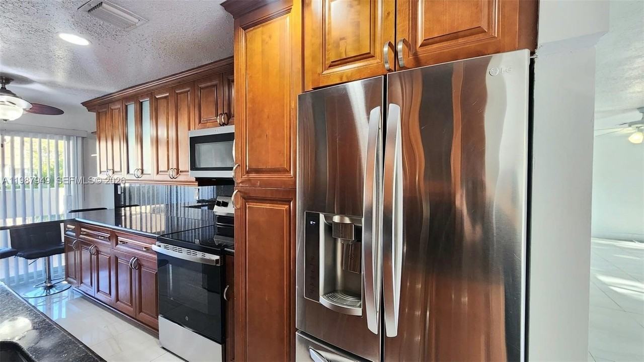 841 Nw 81st Ave #8 - Photo 4 of 27