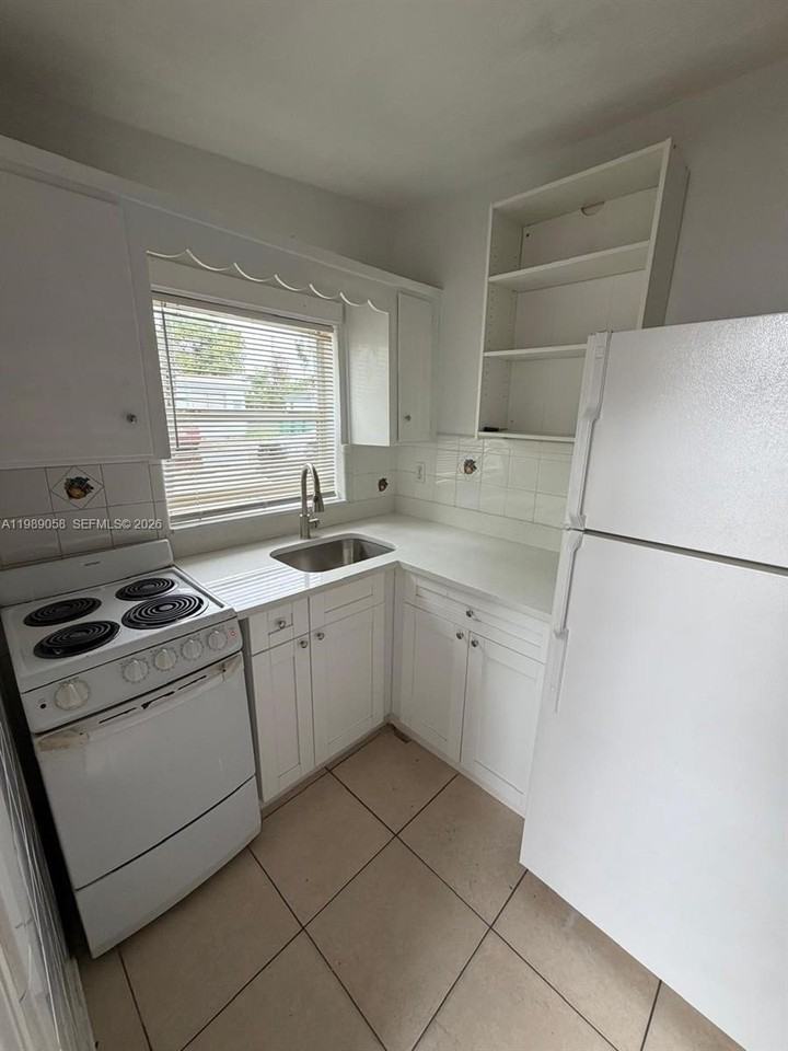 5411 Ravenswood Rd #6 - Photo 2 of 7