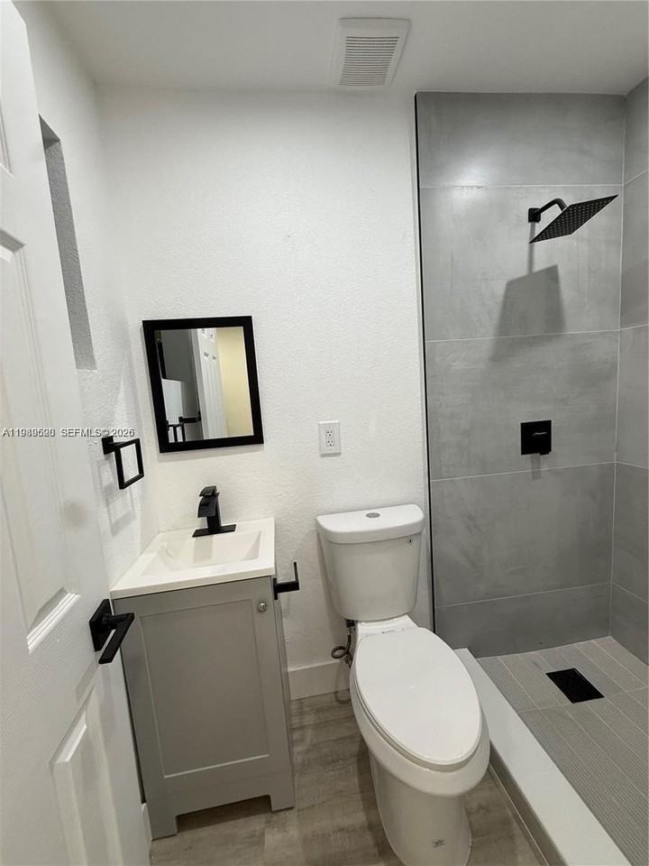 5413 Sw 23rd St #3 - Photo 6 of 8