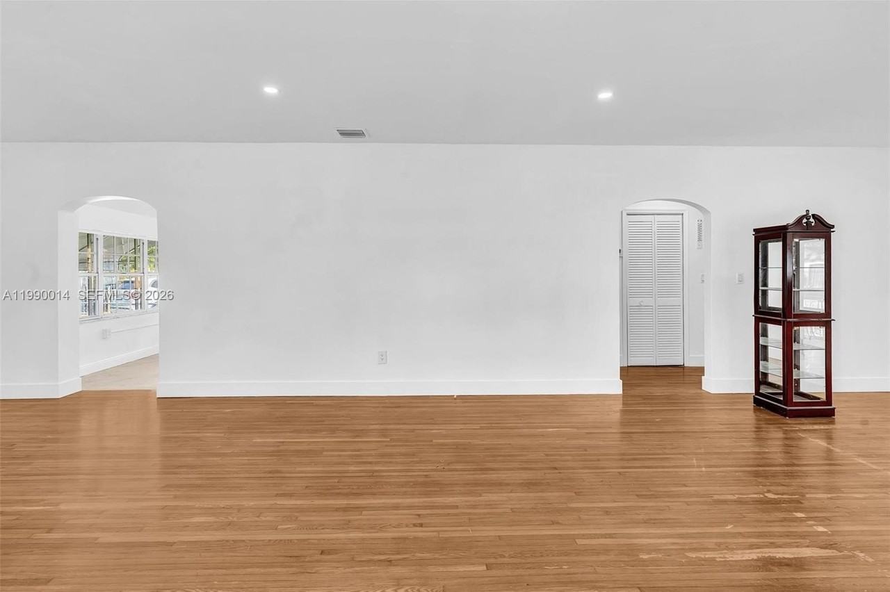 511 Sw 23rd Ave #1 - Photo 3 of 39