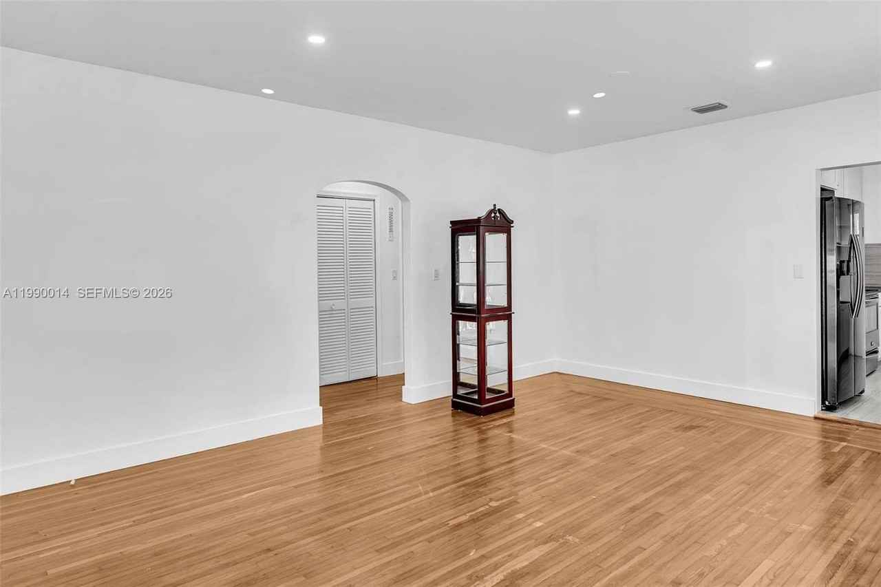 511 Sw 23rd Ave #1 - Photo 4 of 39