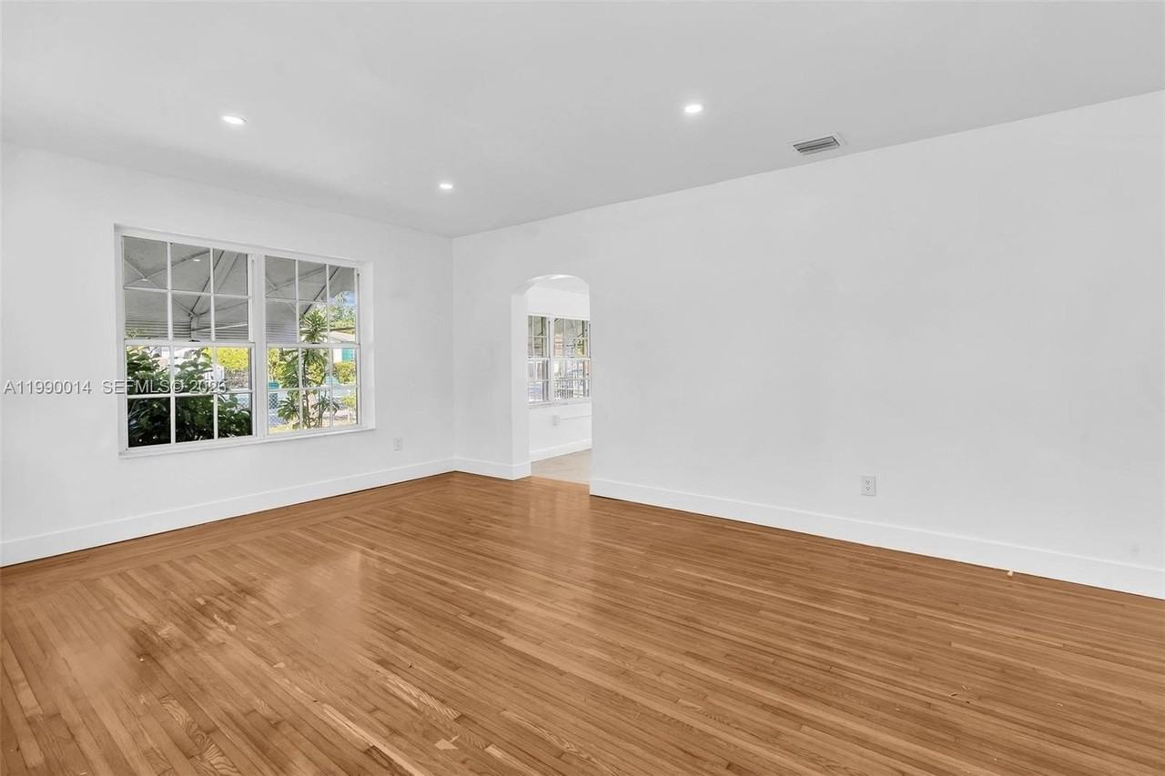 511 Sw 23rd Ave #1 - Photo 5 of 39