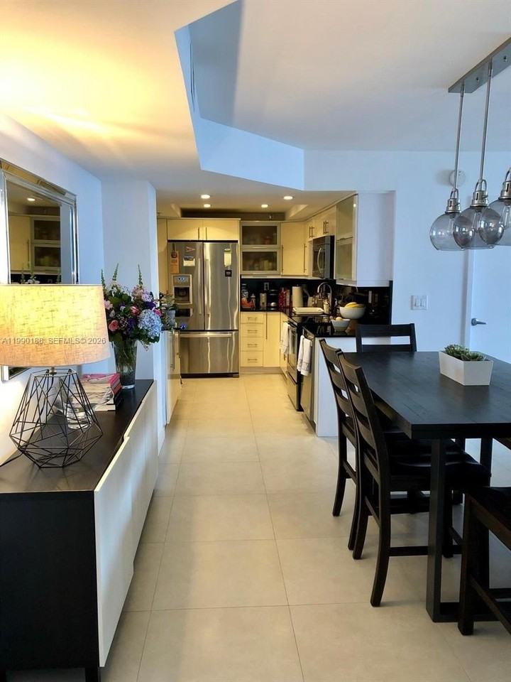 2333 Brickell Ave - Photo 4 of 17