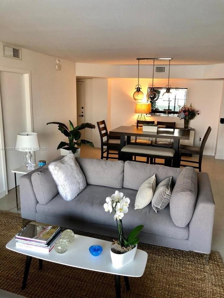 2333 Brickell Ave - Photo 5 of 17