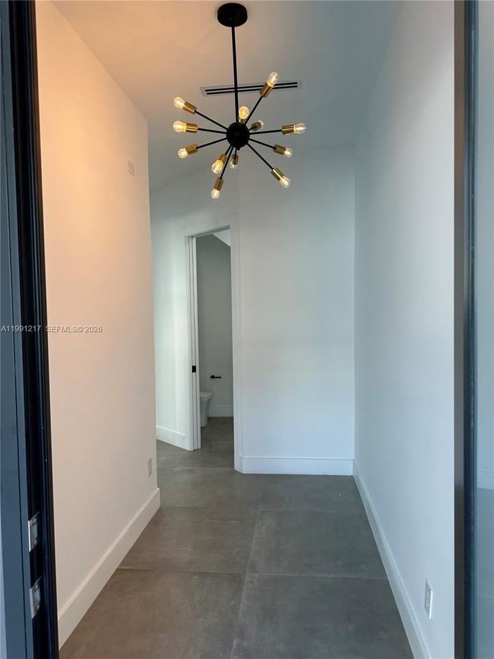 4625 Sw 32nd Ave #1C - Photo 4 of 30