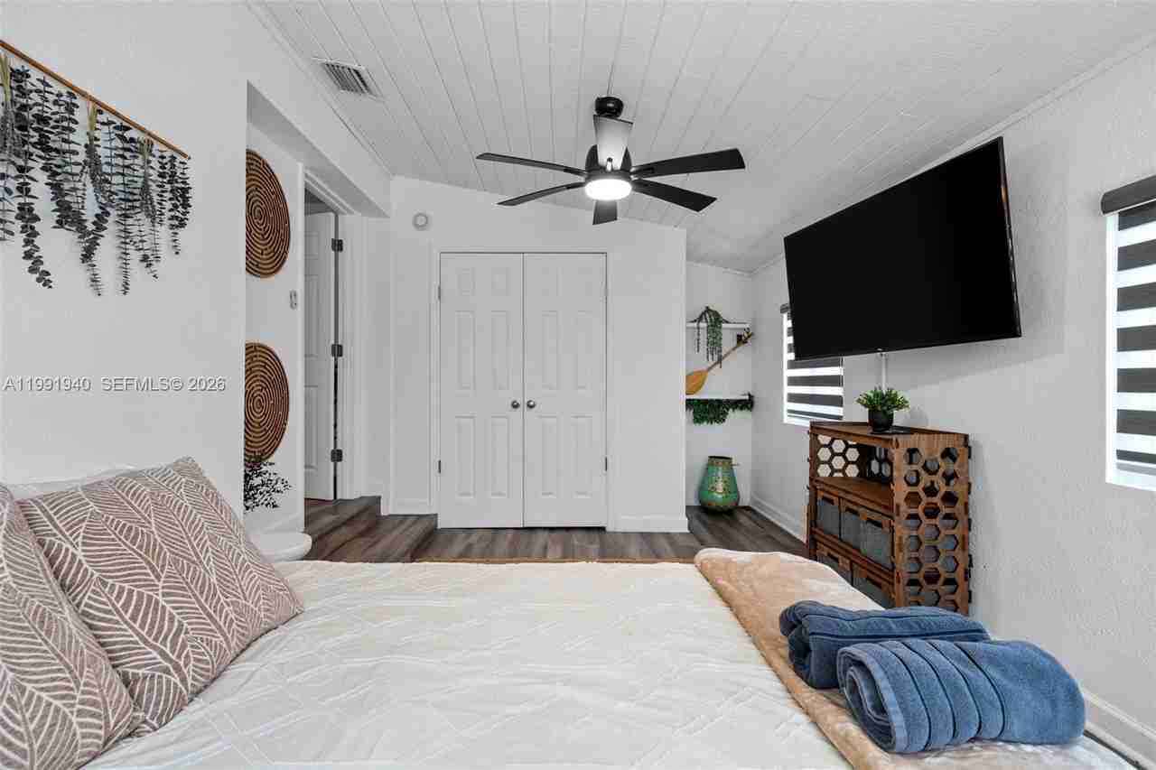 5920 Ne 2nd Ter - Photo 7 of 24