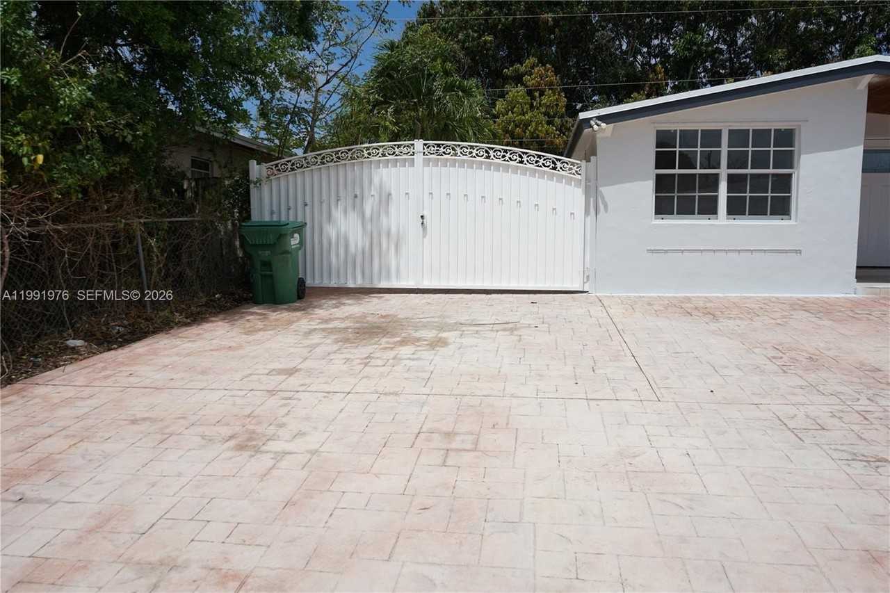 12455 Sw 185th Ter #1 - Photo 5 of 28