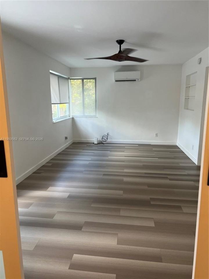 225 Se 16th Ave #3 - Photo 4 of 17