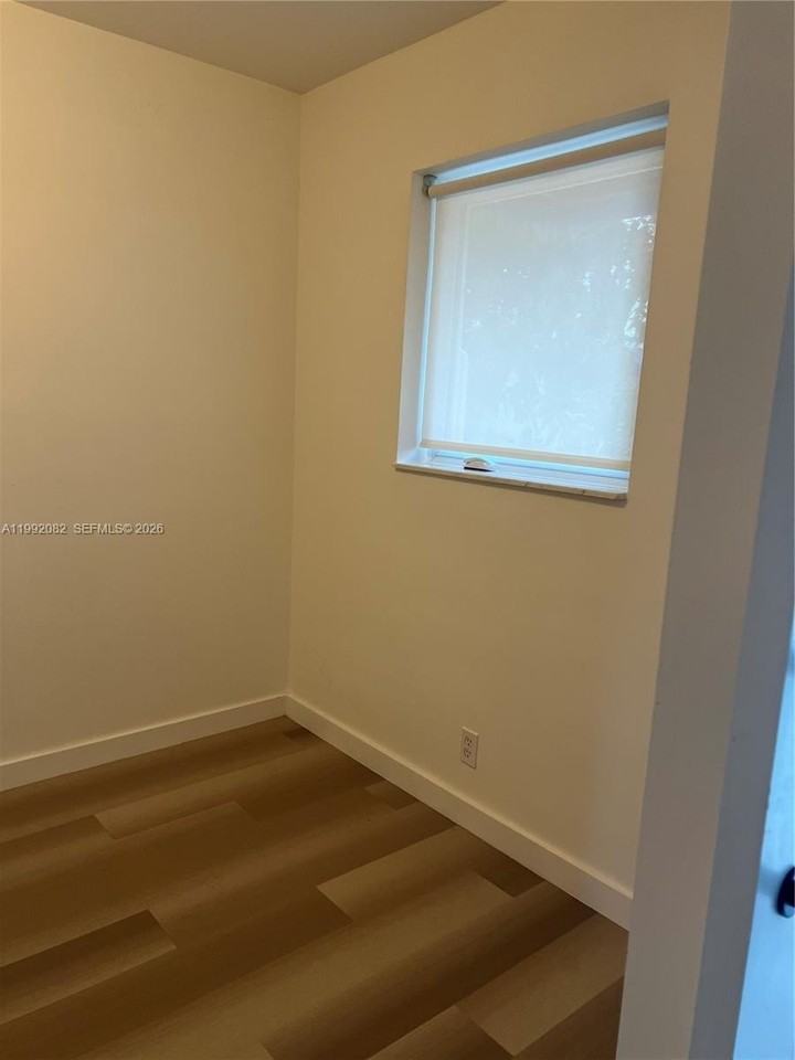 225 Se 16th Ave #3 - Photo 6 of 17