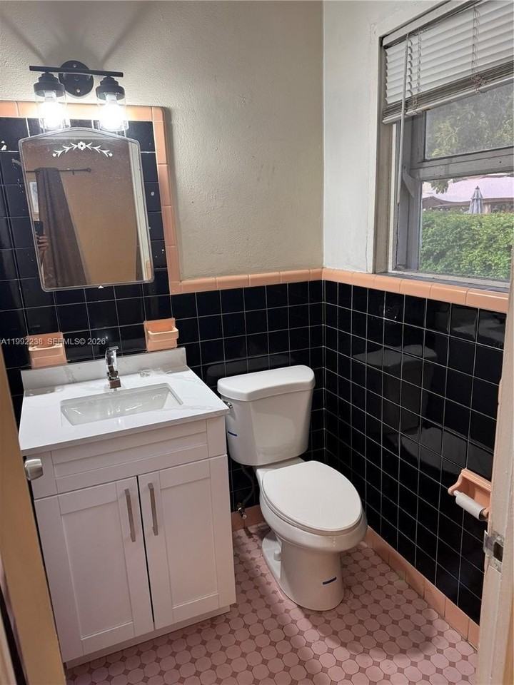 2029 Monroe St - Photo 4 of 7