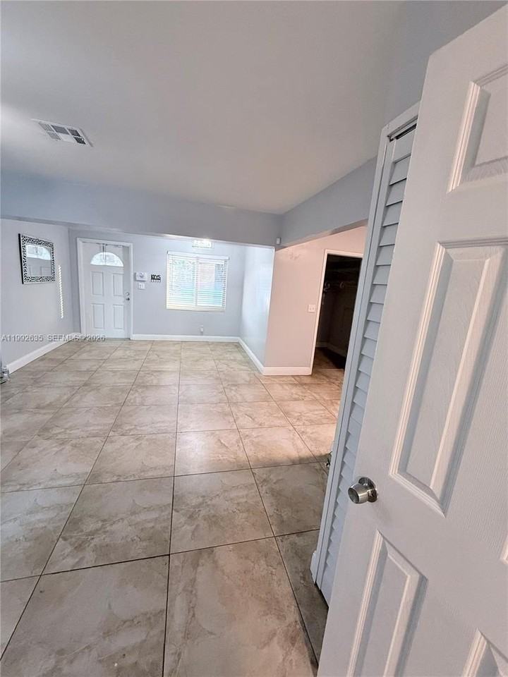 7761 Nw 34th St - Photo 6 of 14