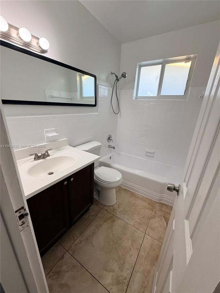 7761 Nw 34th St - Photo 7 of 14