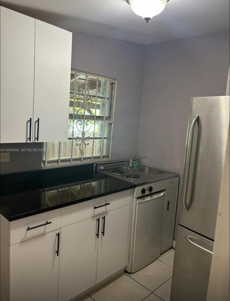 1176 Nw 38th St #2 - Photo 3 of 8