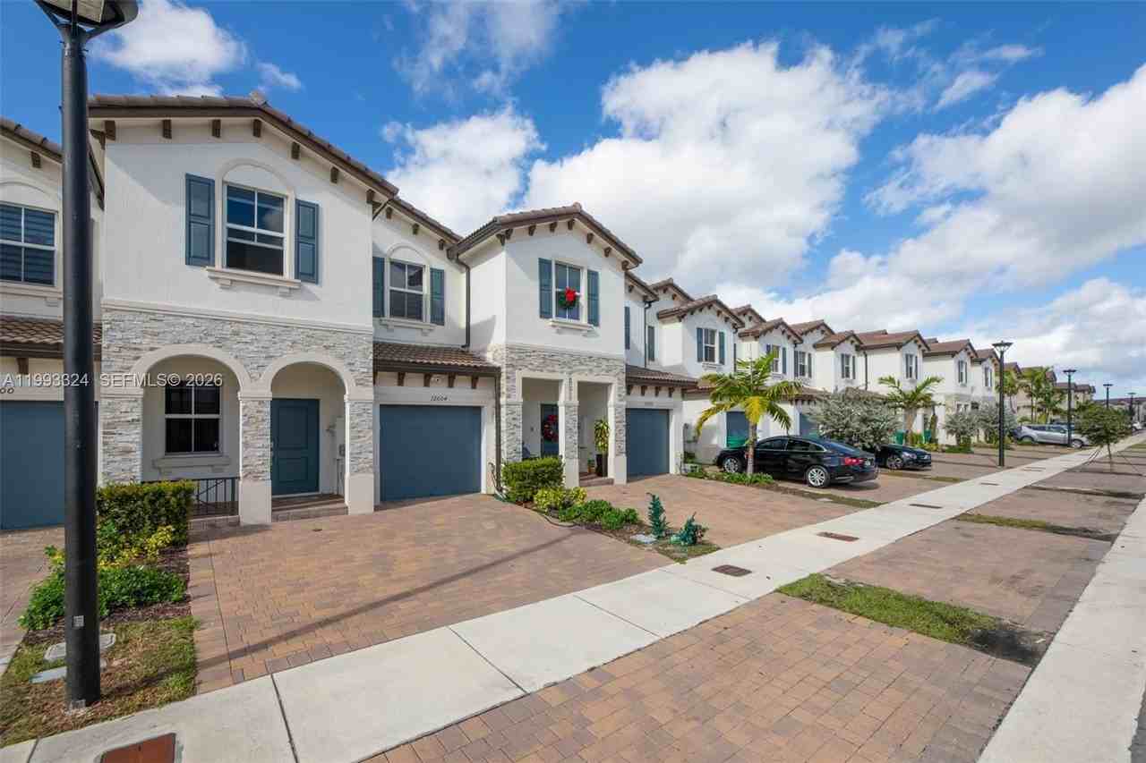 12604 Nw 23rd Pl #0 - Photo 3 of 39