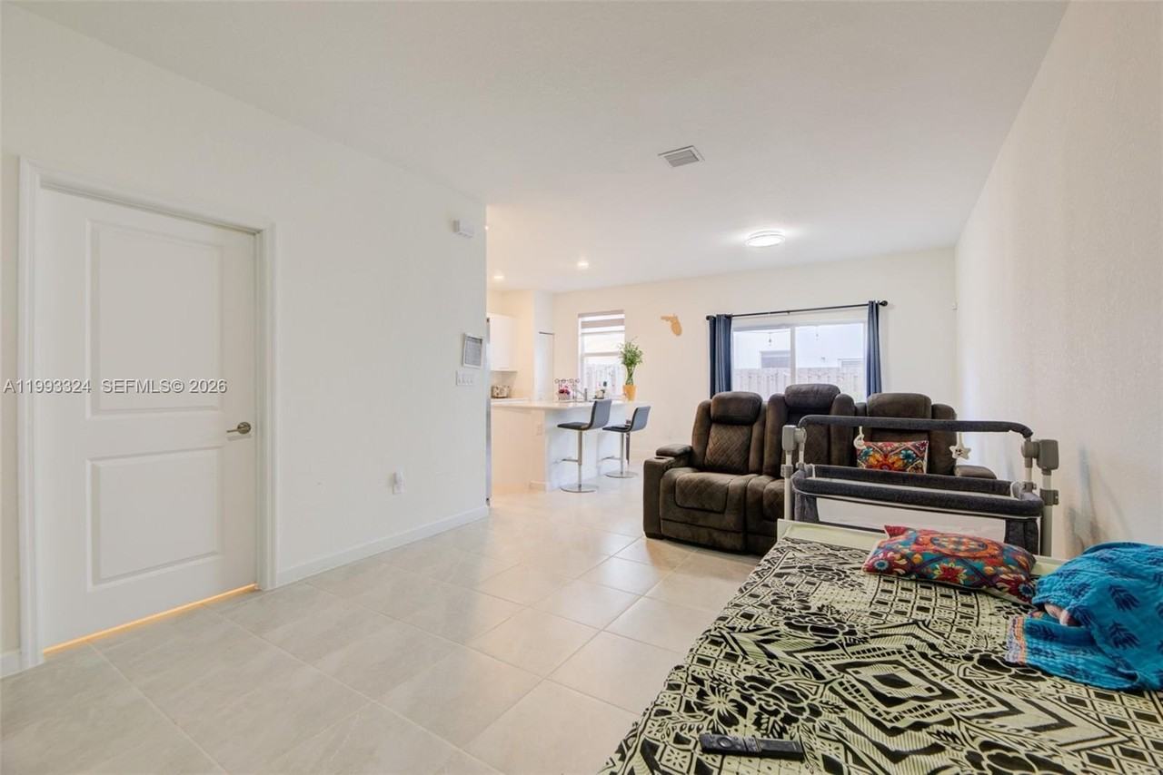 12604 Nw 23rd Pl #0 - Photo 7 of 39