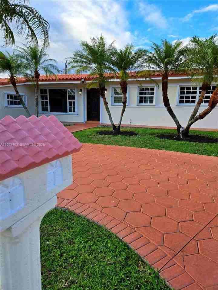 10475 Sw 42nd Ter #0 - Photo 4 of 32