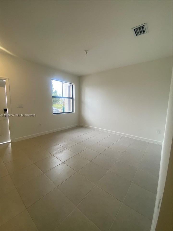 12773 Sw 234th Ter - Photo 4 of 11
