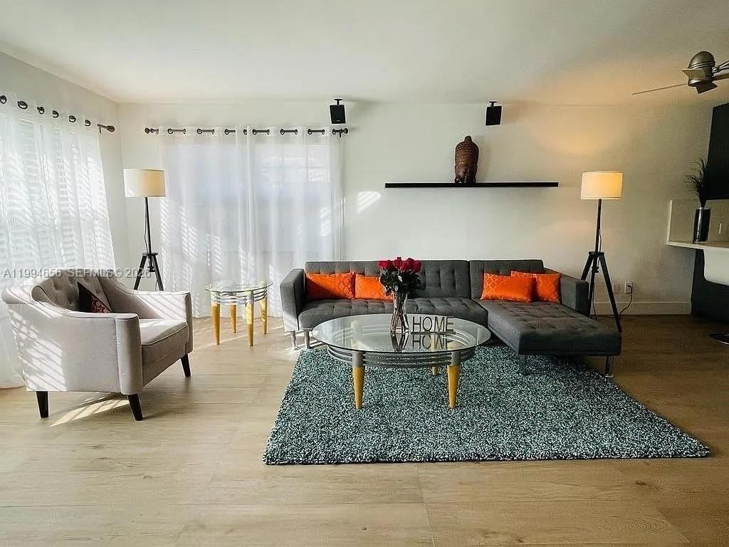 1143 Lincoln St - Photo 4 of 26