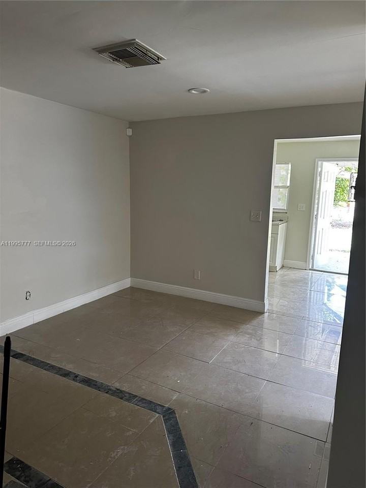 5221 Nw 15th Ct - Photo 4 of 13