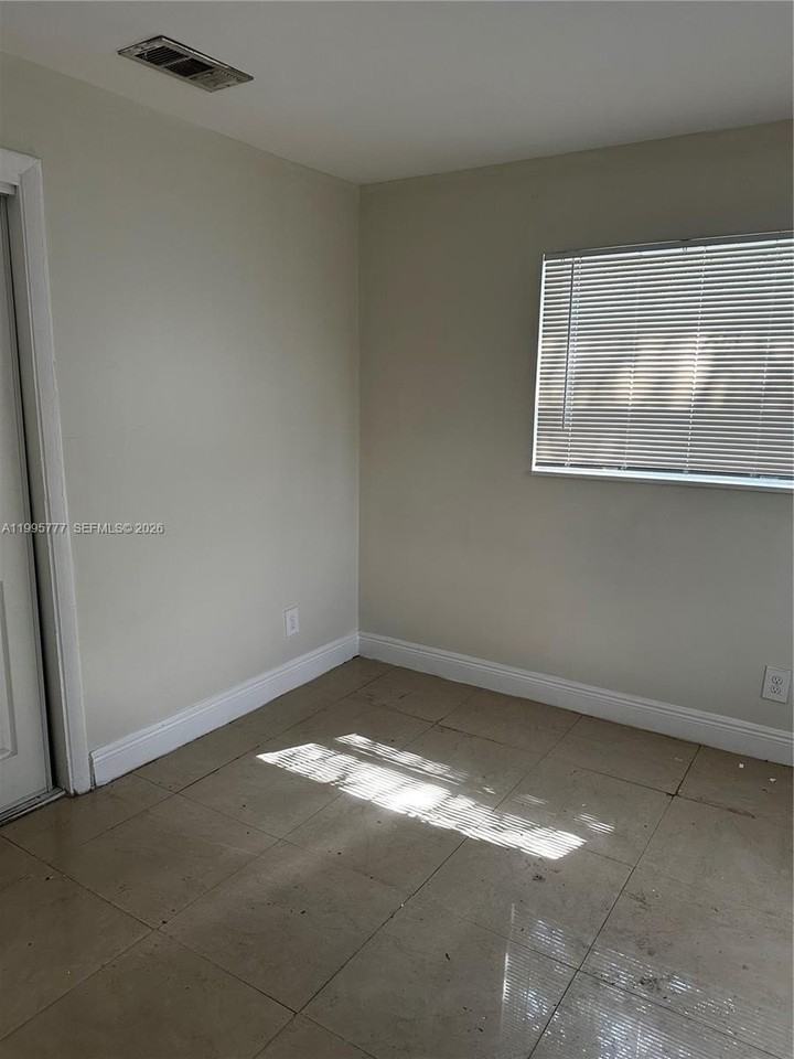 5221 Nw 15th Ct - Photo 5 of 13