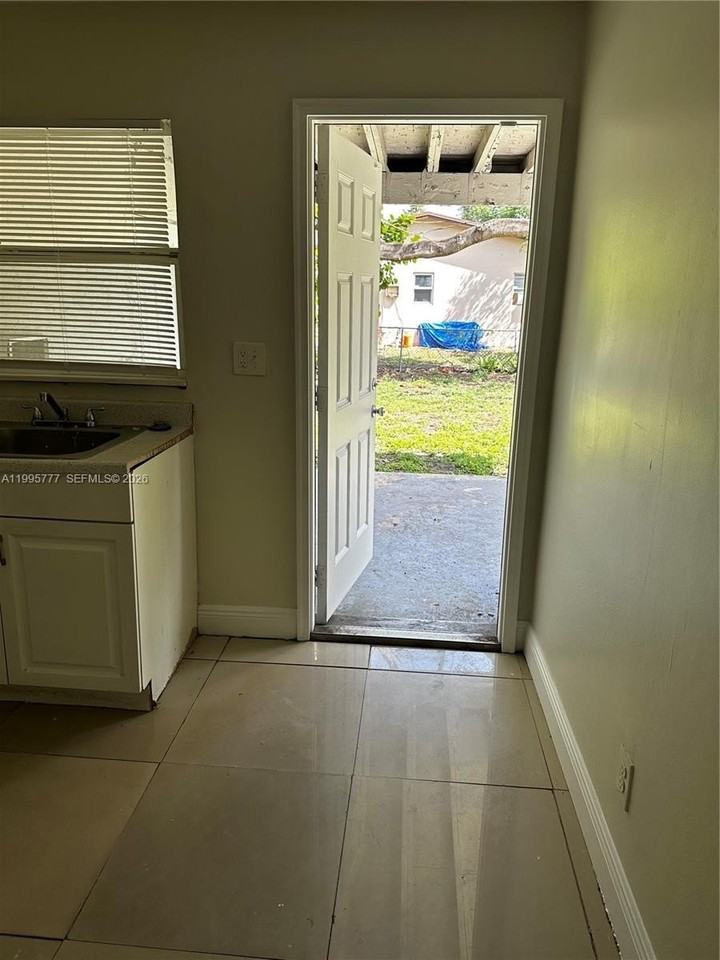 5221 Nw 15th Ct - Photo 6 of 13