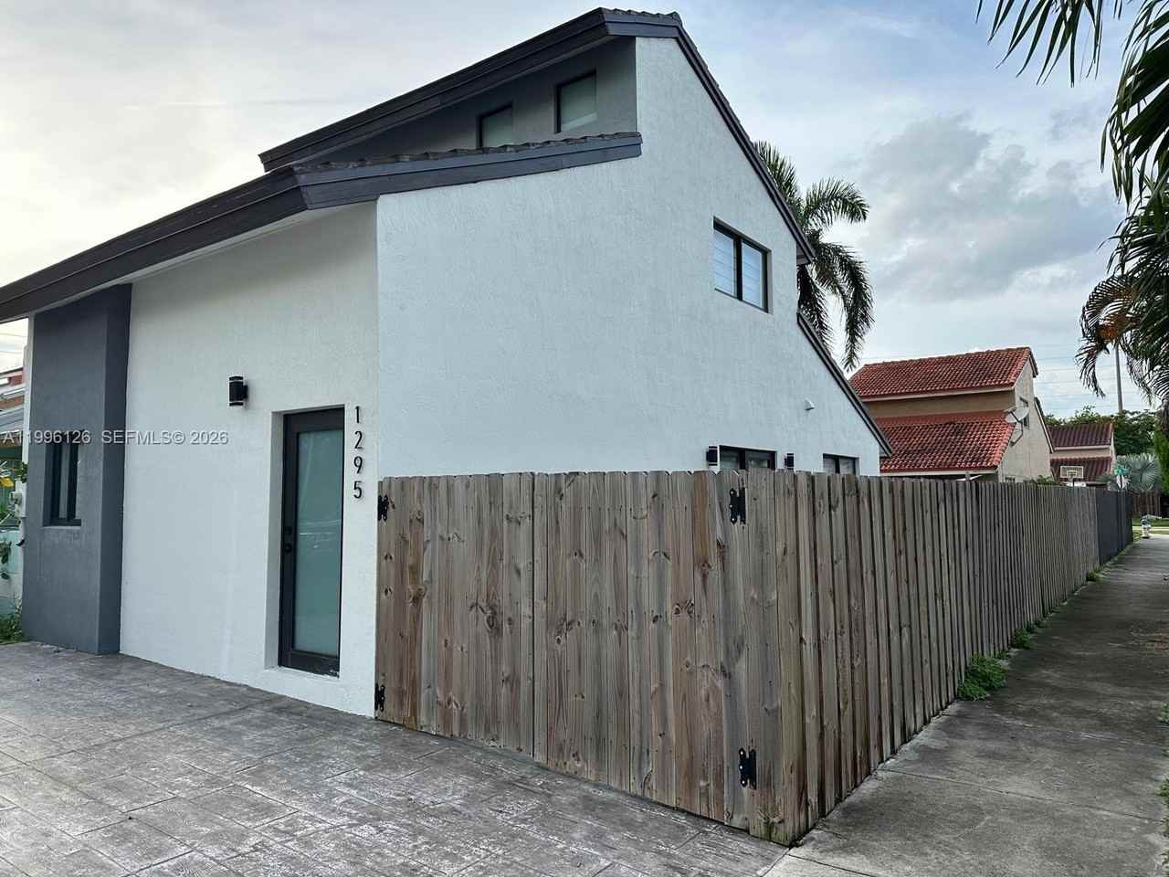 1295 Se 9th Pl #1295 - Photo 2 of 30