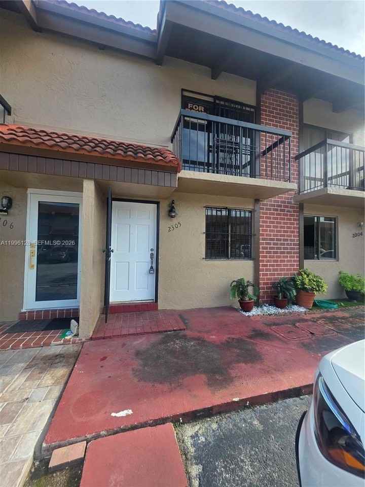 1811 Sw 107th Ave #2305 - Photo 2 of 25