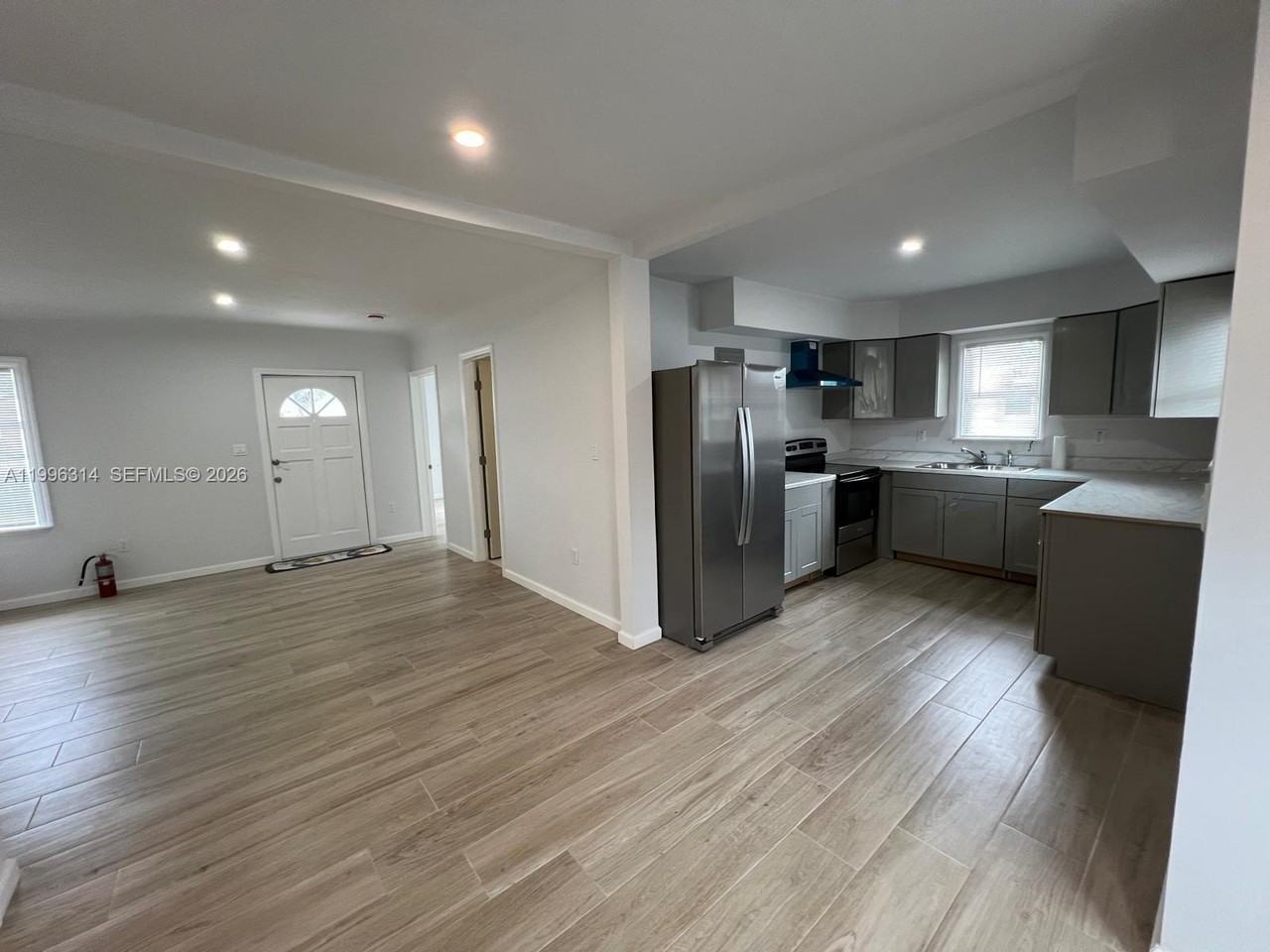 811 Nw 21st Ct #811 - Photo 3 of 13