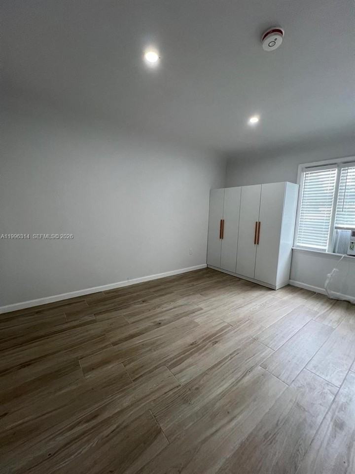 811 Nw 21st Ct #811 - Photo 5 of 13