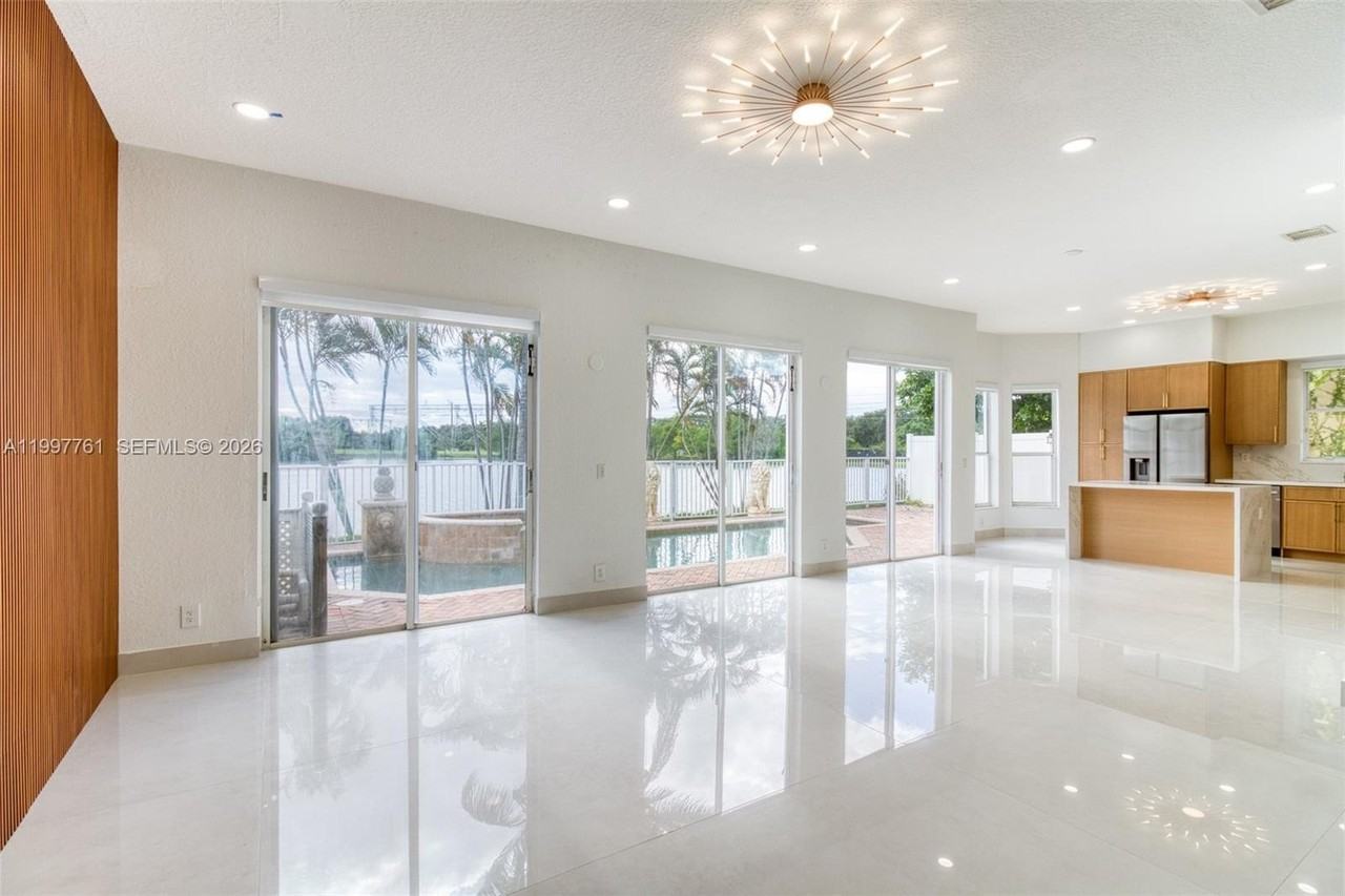 5363 Sw 38th Ave - Photo 5 of 50