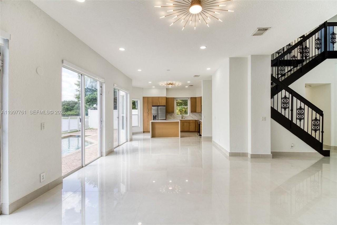 5363 Sw 38th Ave - Photo 6 of 50