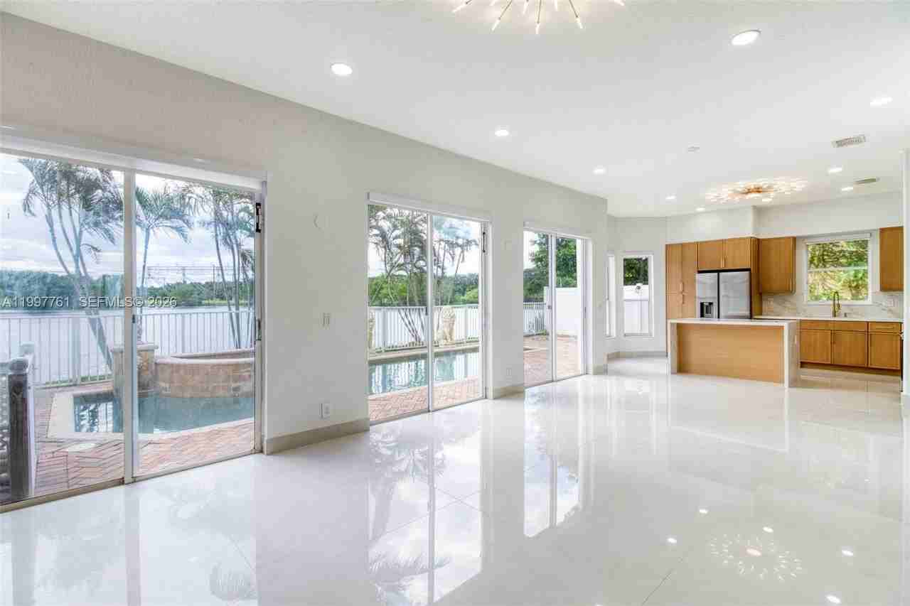 5363 Sw 38th Ave - Photo 7 of 50