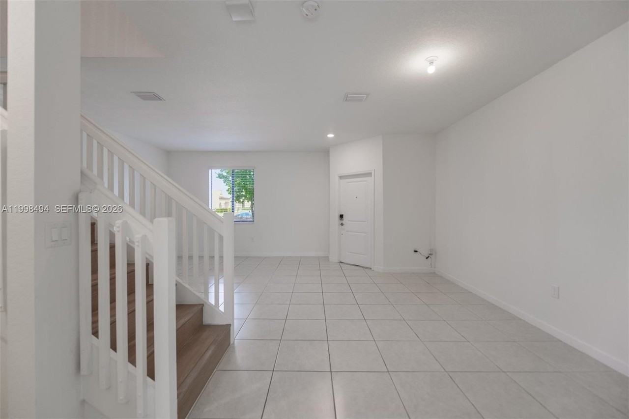 640 Ne 207th St - Photo 4 of 50