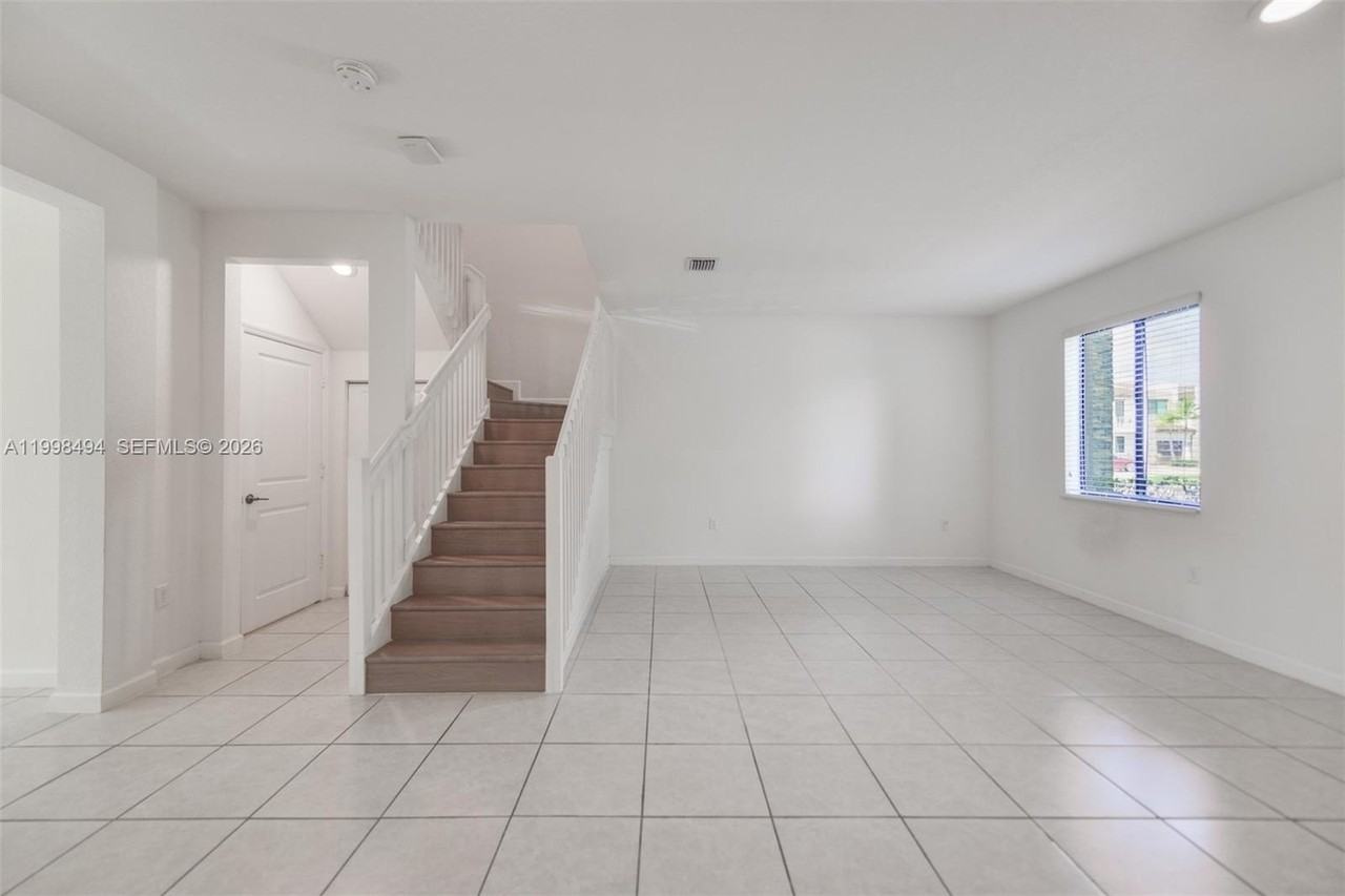 640 Ne 207th St - Photo 5 of 50