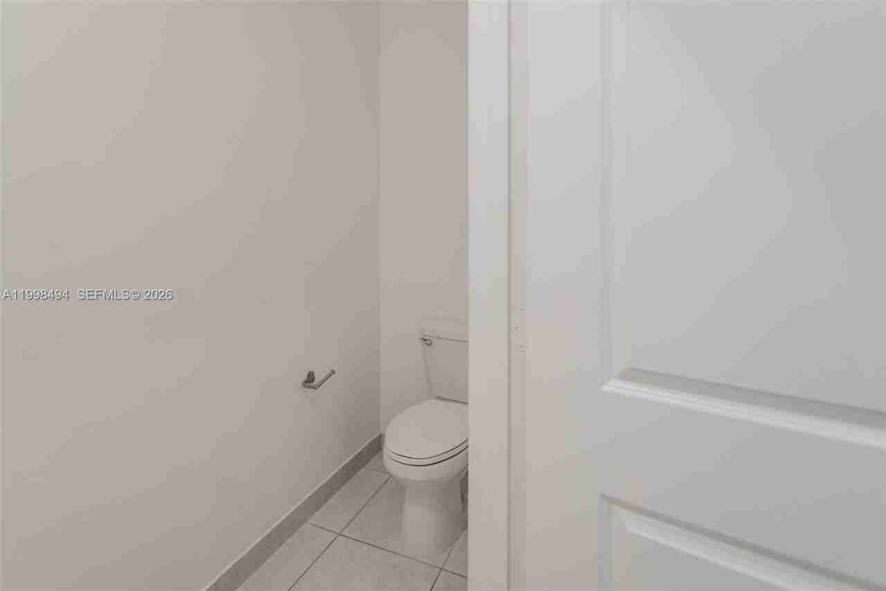 640 Ne 207th St - Photo 7 of 50