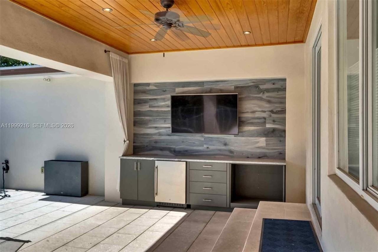 1160 Ne 98th St #0 - Photo 5 of 45