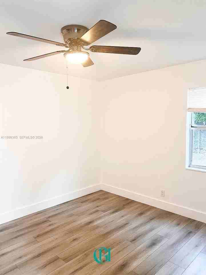 102 Se 10th St #101 - Photo 7 of 9